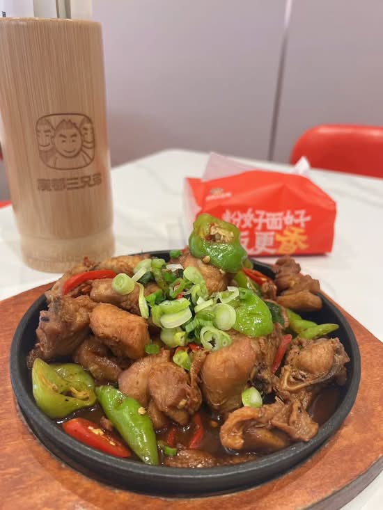 Sizzling chicken pot / 啫啫鸡煲